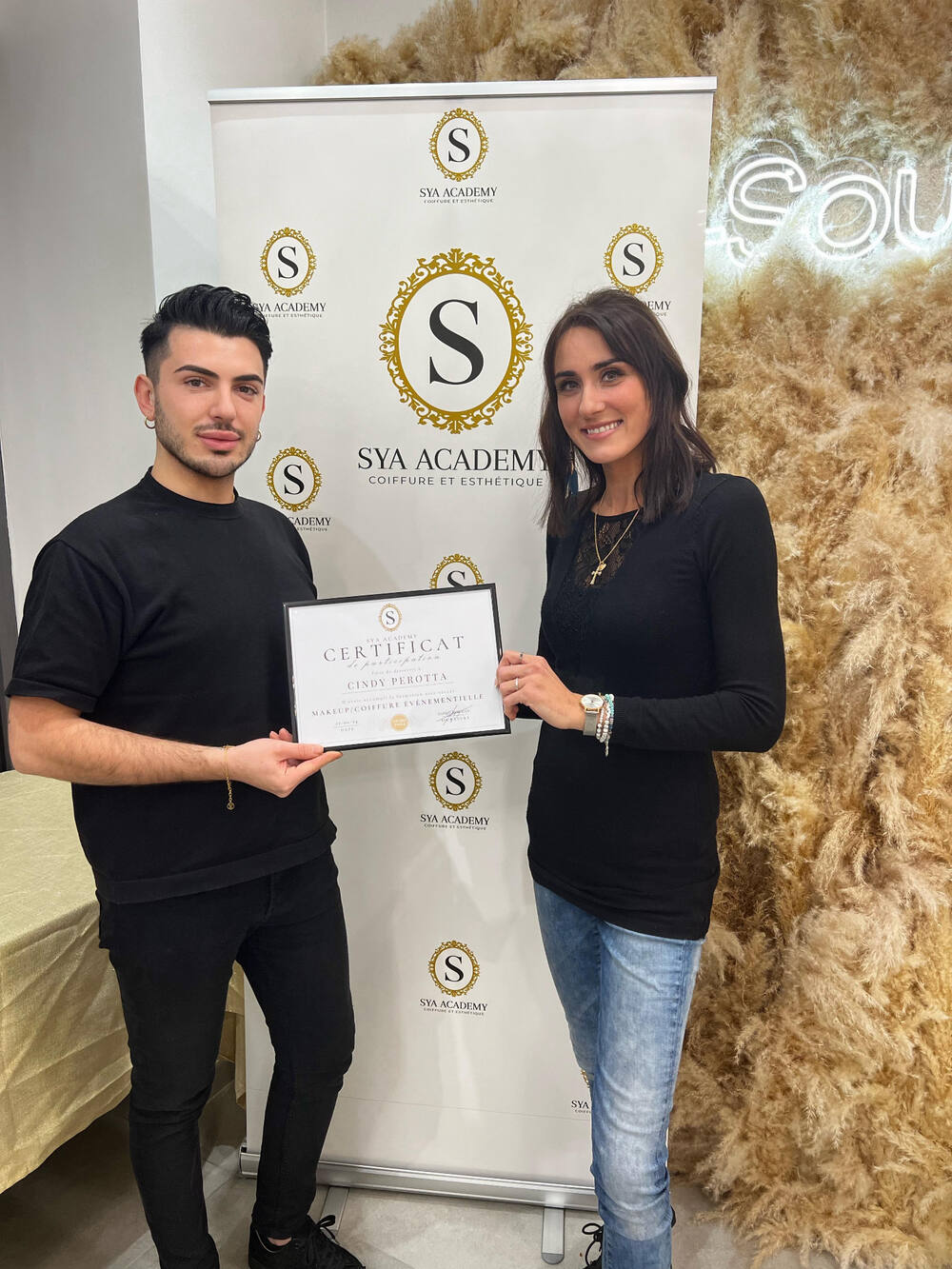 Samed remettant un certificat de formation extensions à une élève