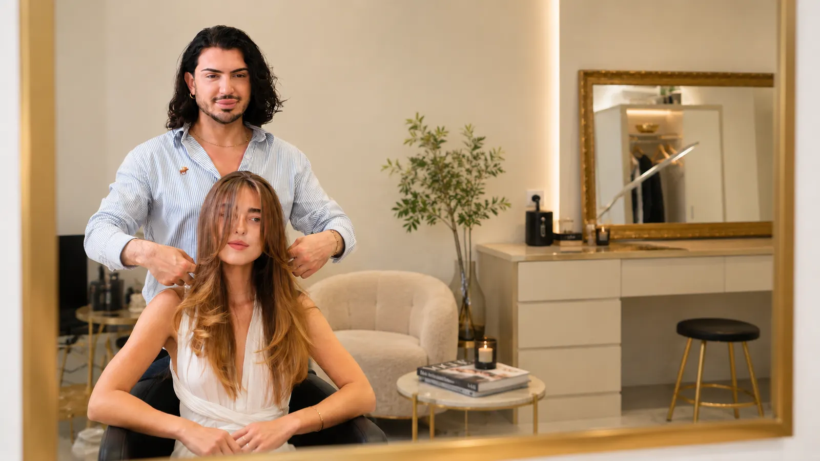 Samed Aydogan, fondateur de SYA Coiffure, en train de coiffer une cliente dans le salon à Cannes