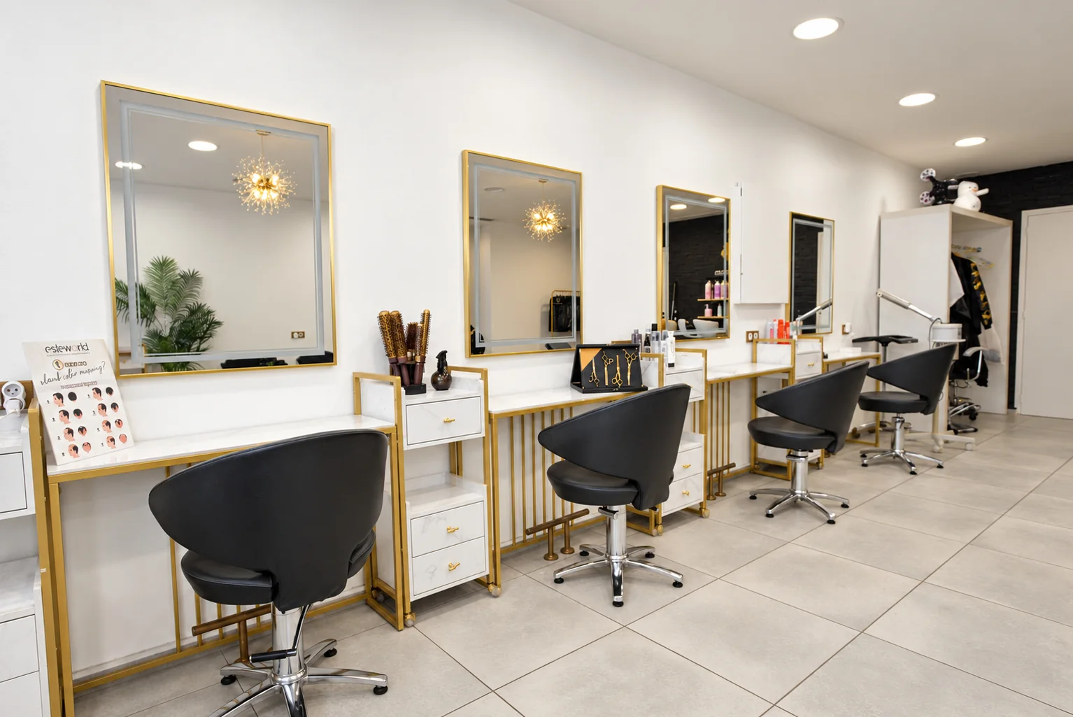 Les postes de coiffure et leurs miroirs dorés