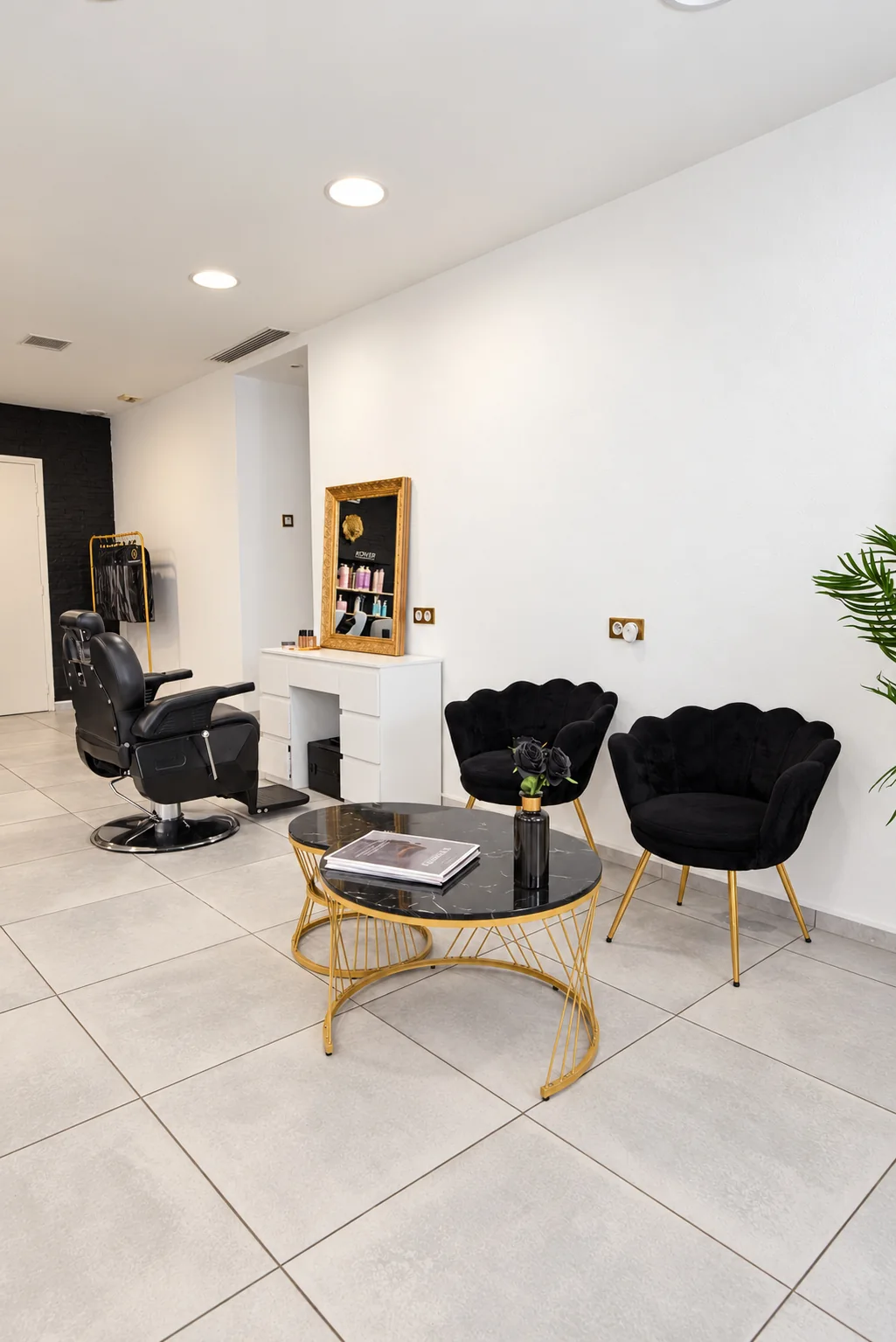 Les fauteuils et la table du lounge SYA