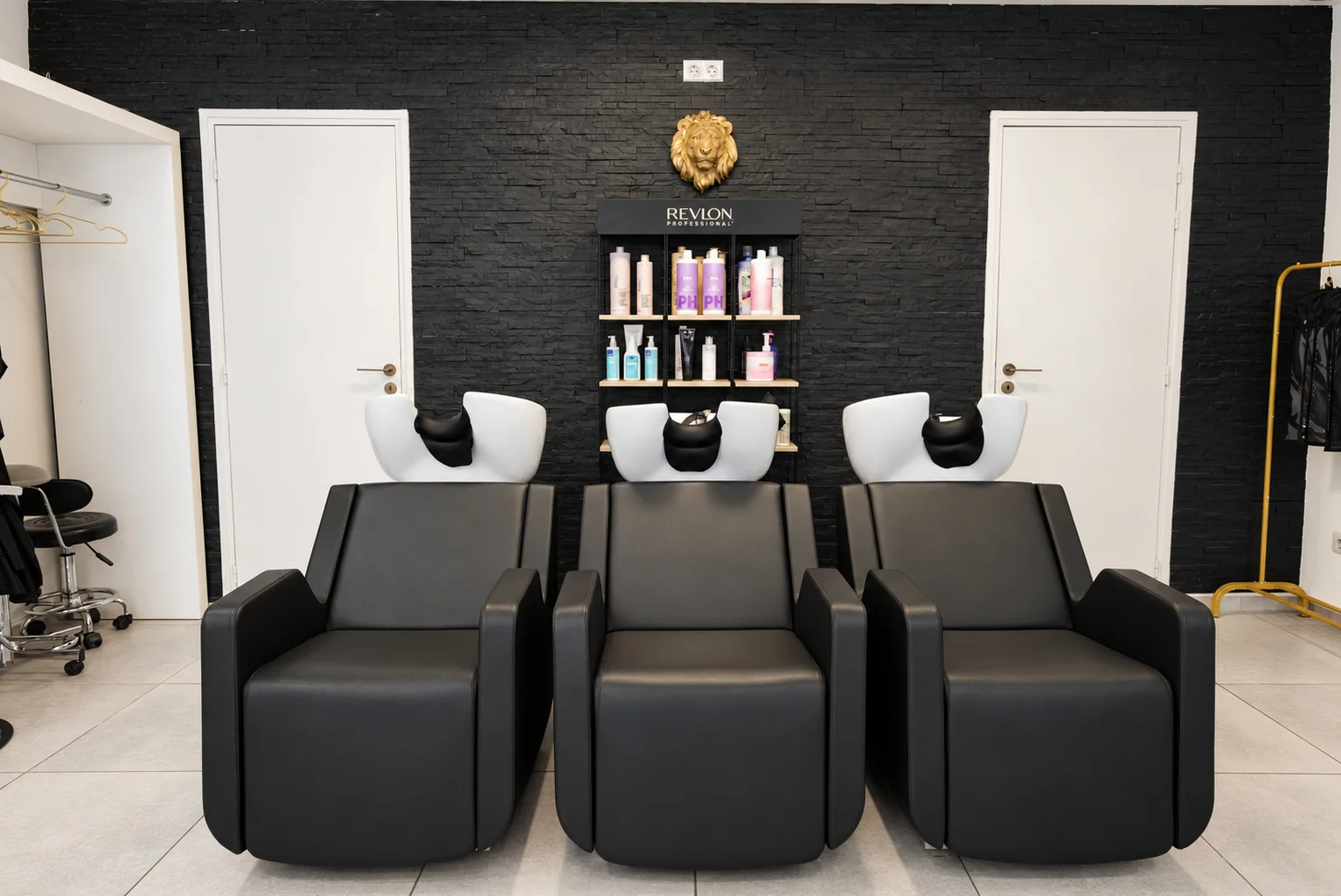 Les trois bacs de lavage du salon SYA
